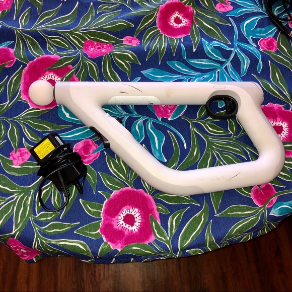 PS4 VR w/ games & VR gun included - Picture 8 of 12